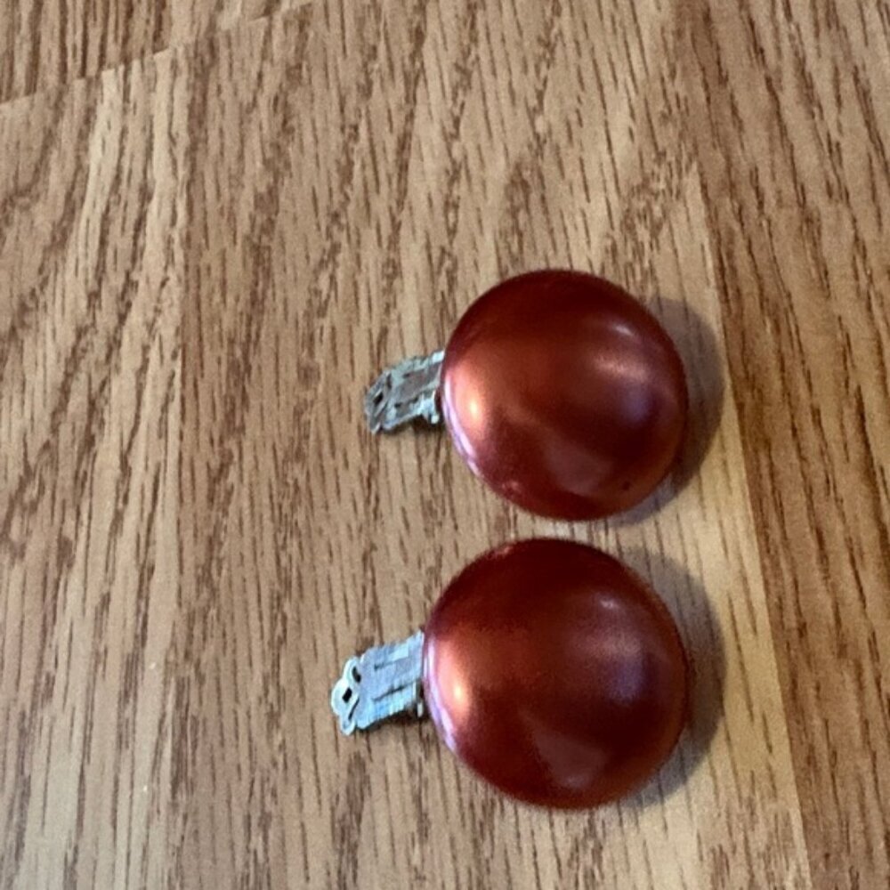 VINTAGE 60s COPPER FAUX PEARL ROUND SILVER FILIGREE BACKING CLIP-ON 1.1"EARRINGS
